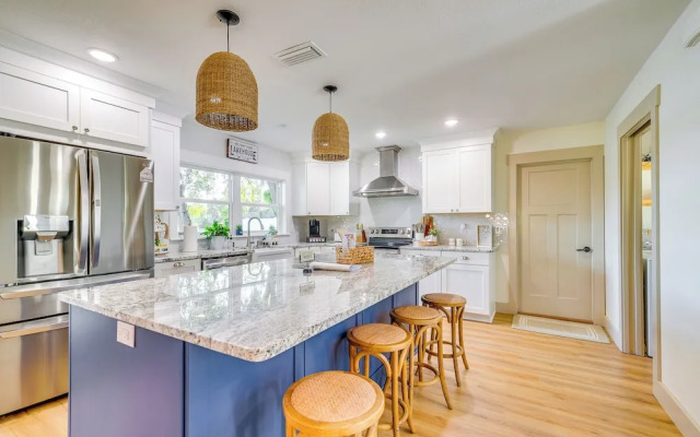 Lakefront Inverness Getaway w/ Kayaks & Bikes!