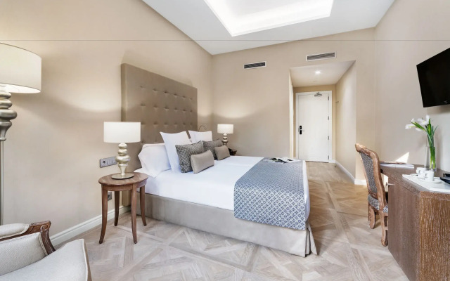 Lamaro Hotel