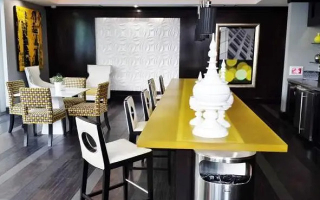 Hollywood and Highland Apartment