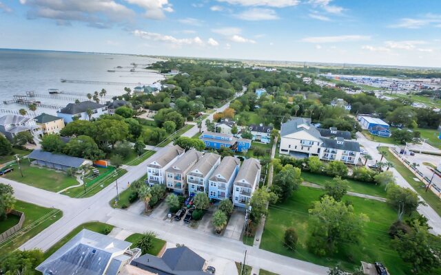 Spacious Kemah Boardwalk Townhome