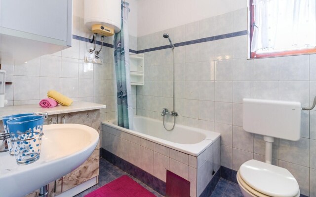Awesome Home in Liznjan With Wifi and 2 Bedrooms