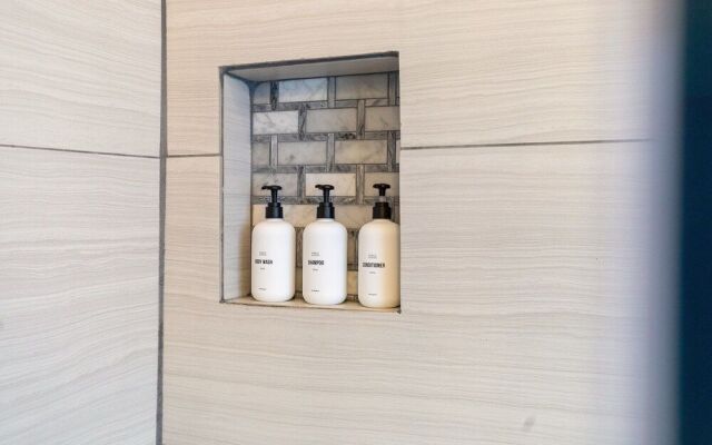 Beautiful Renovated Apartment Near King Street