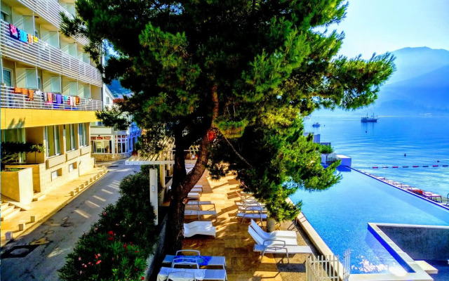 Carine Hotel Delfin