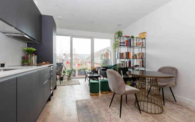 Tranquil & Stylish 1 Bedroom Flat With Private Balcony