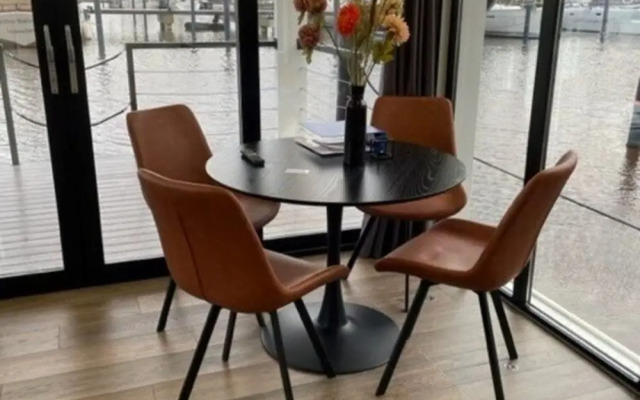 Beautiful Houseboat With Shared Pool