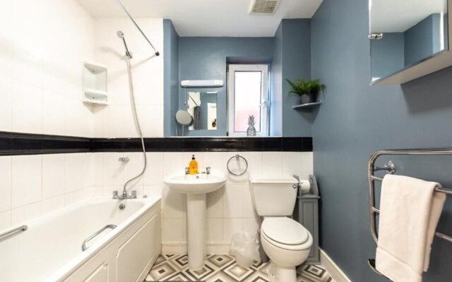 Black Moon 2 bed 2 bath Central location
