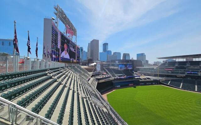 New-20p off-Uptown Love MPLS next to Fun