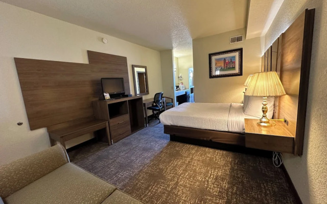 Mackinaw Beach & Bay Inn & Suites