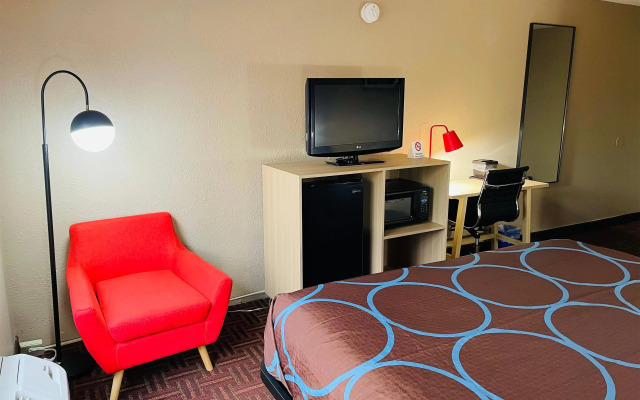 Super 8 by Wyndham Gloucester