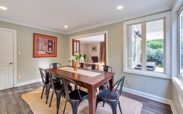 Castor Bay Home near Albany Sleeps 9