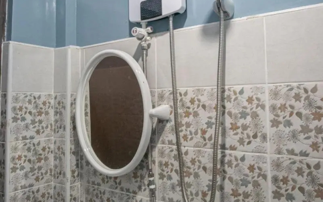 OYO 702 Queens Hometel