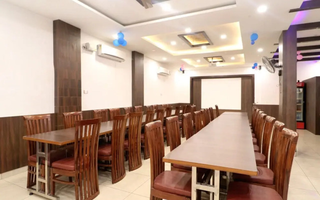 Oyo 31026 Samrat Regency