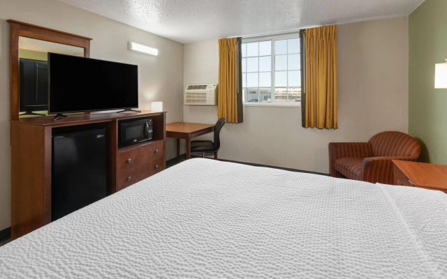 Super 8 by Wyndham Winona MN