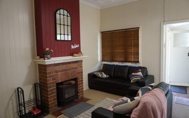 Harris House-2 bedroom unit with INDOOR FIREPLACE Holiday home Stanthorpe – Guest Rooms – Stanthorpe