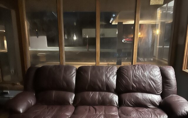 J-E Hotel & Suites
