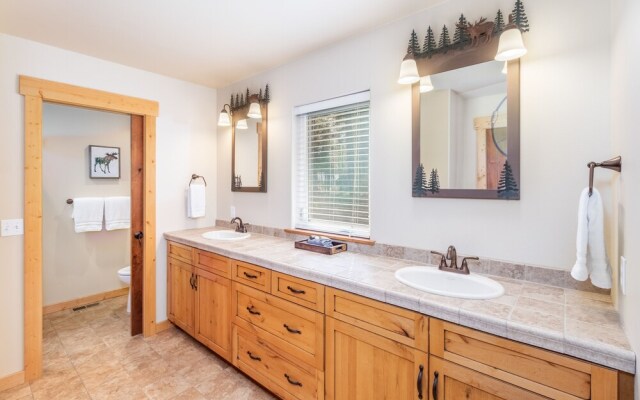 Getaway Moose 3 Bedroom Home by NW Comfy Cabins by RedAwning