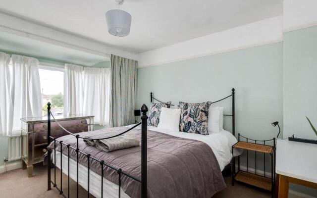 Cheerfull 3-bedroom Home With Parking Garden
