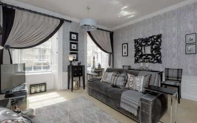 Thistle Street Luxury Apt in the Heart of the City