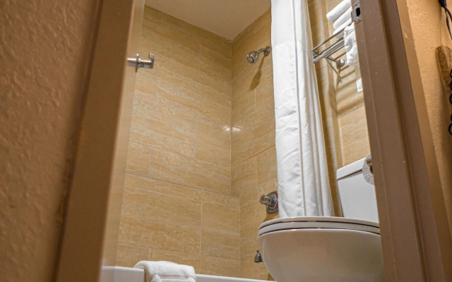 Quality Inn & Suites near Six Flags - Austell