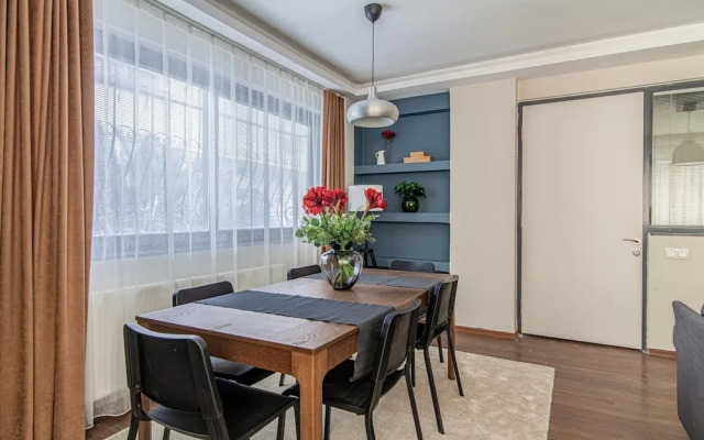 Charming Flat With Backyard Close to Zorlu Center