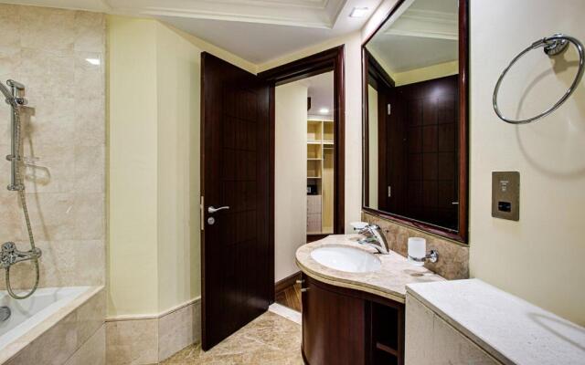 TAJ 5* Palm Jumeirah apartment with beach access