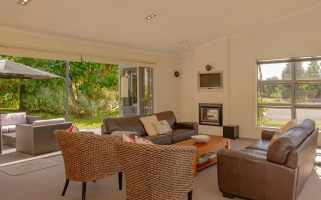 Cooks Getaway - Cooks Beach Holiday Home