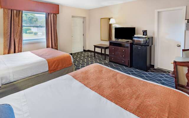 Howard Johnson by Wyndham Lenox