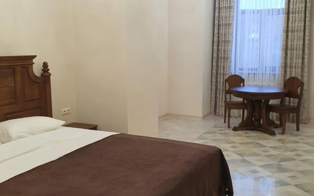 Anna and King  (on Zheleznodorozhnoy)