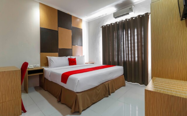 RedDoorz Plus near Pantai Losari