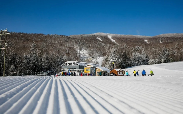 Mountain Lodge At Okemo-1br Fireplace & Updated Kitchen 1 Bedroom Condo by RedAwning