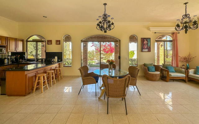 Tranquil Family Escape With Large Patio
