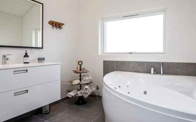 Stylish Lakeview Retreat-by Traum