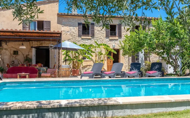 Traditional Charm With Private Pool