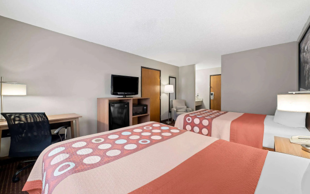 Super 8 by Wyndham Waverly