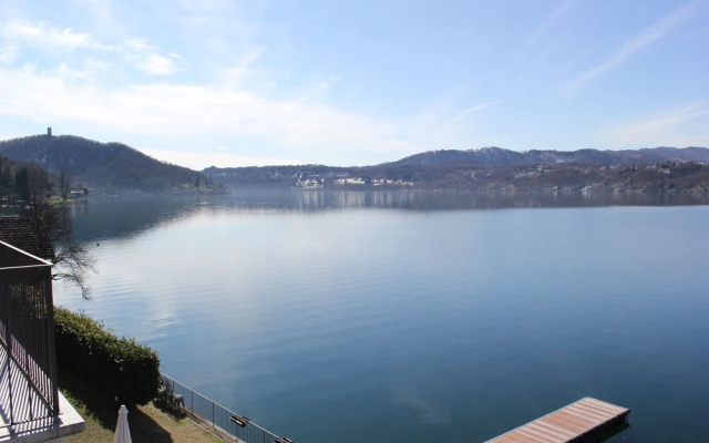 Lakefront Apartment With Spectacular Views