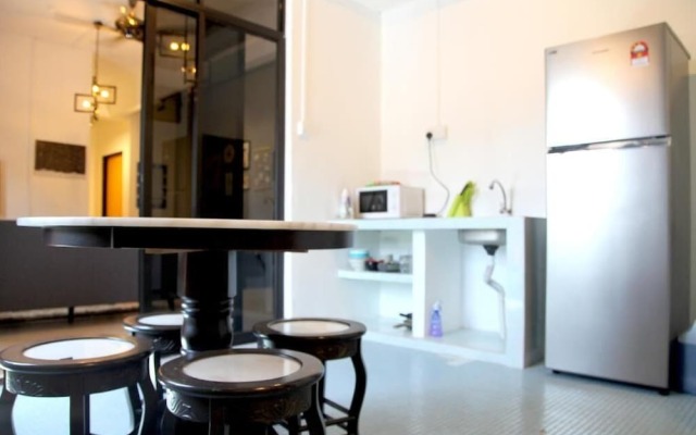 OYO HOME 90647 Mac Inn 94