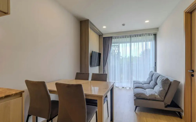Prime Location 1BR Near Beach Club C240
