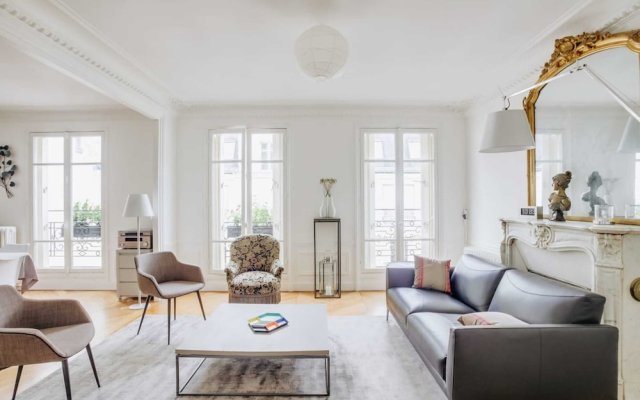 Beautiful apartment for 6 pax Near Eiffel Tower by GuestReady