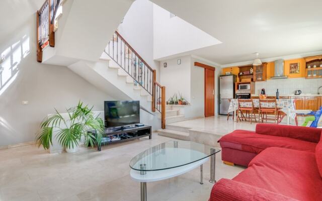 Spacious Apartment in Cruce de Arinaga With Terrace