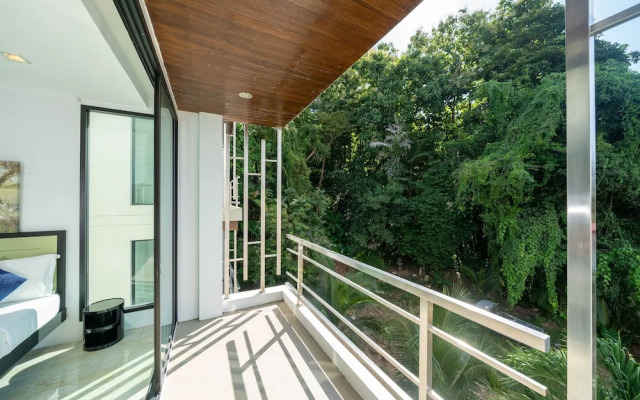 Vibrant Beach Life at Kata Villa UTK4