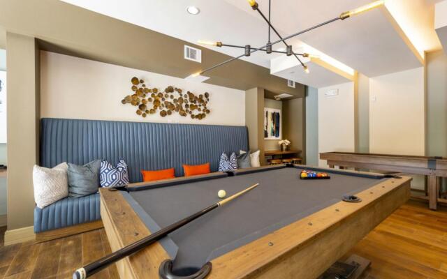 Modern 2BR Apartment Downtown Location