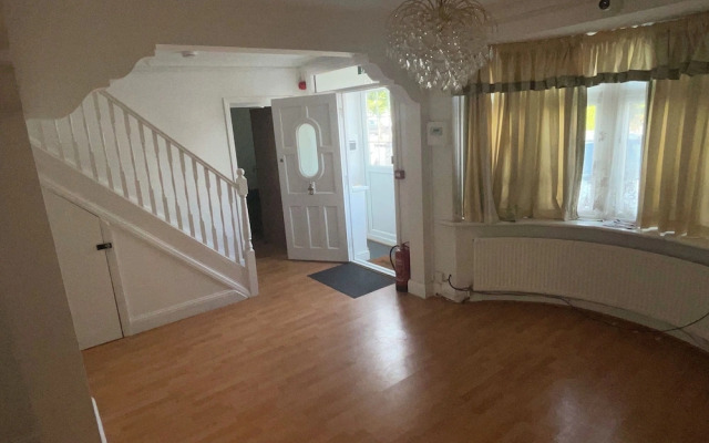 New Malden - 4 Beds - Sleeps 8 - Garden - Wifi