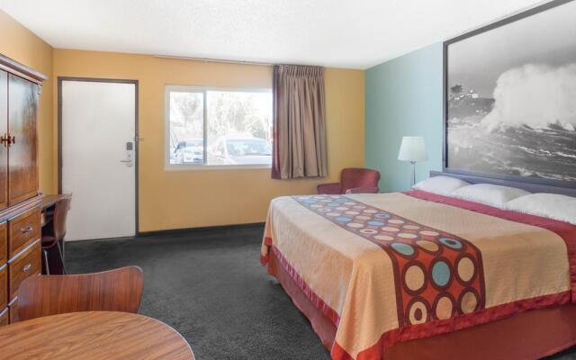 Super 8 by Wyndham Canoga Park