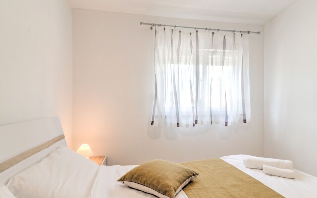 Cozy Holiday Home in Banjole near Pula City Center