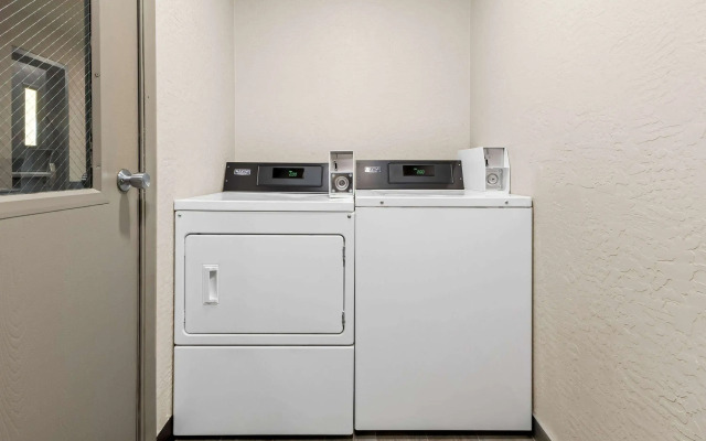 Days Inn & Suites by Wyndham Mesa Near Phoenix