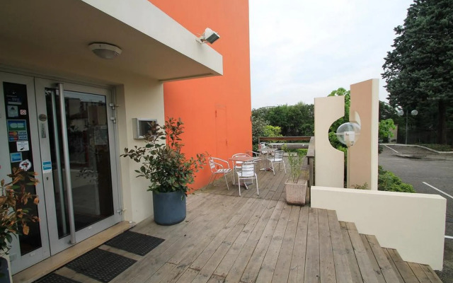 Adonis Lyon Est Hôtel Artys