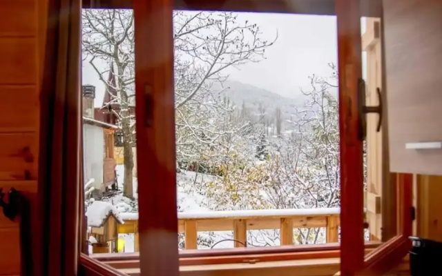 Kedra Village Chalet - Cozy Mountain Retreat