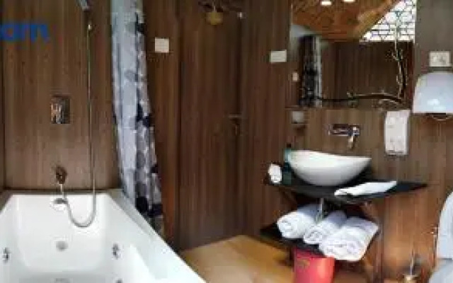New Zenith Group of Houseboats