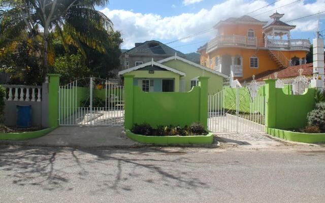 Wild Palm Villa Cozy 2BR/1BA Bungalow w/ Backyard Oasis