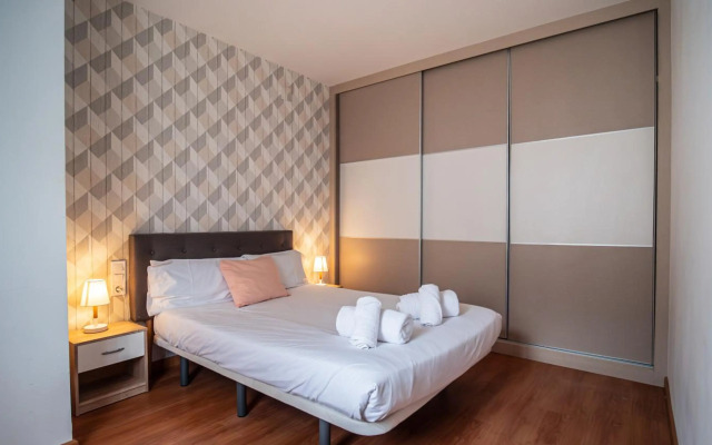 FAMILY FLAT CLOSE to the CENTER